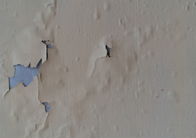 Tinta descascando? Saiba as causas e como evitar esse problema